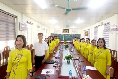 CHI BỘ TH PHẠM HỒNG THÁI TRANG TRỌNG TỔ CHỨC LỄ KẾT NẠP ĐẢNG VIÊN MỚI