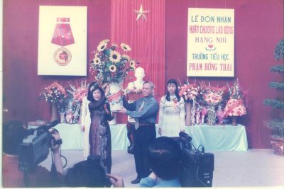 Đón nhận HCLĐ hạng Nhì lần thứ nhất năm học 2000-2001