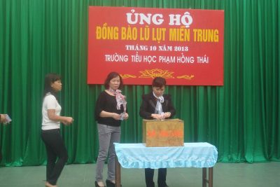 Ủng hộ đồng bào lũ lụt miền Trung tháng 10-2013