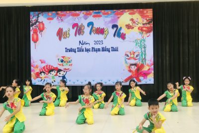 HỌC SINH TRƯỜNG TIỂU HỌC PHẠM HỒNG THÁI RỘN RÀNG ĐÓN TRĂNG TRUNG THU 2023
