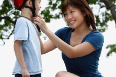 Nên đội mũ bảo hiểm cho trẻ em khi tham gia giao thông