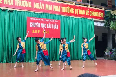 Khởi động chuỗi ngày vui tới trường năm học 2020-2021 – Sôi động chuyên mục đầu tuần lớp 5A1 trường TH Phạm Hồng Thái