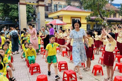 GẮN KẾT YÊU THƯƠNG – HỌC SINH TIỂU HỌC PHẠM HỒNG THÁI HÂN HOAN CHÀO ĐÓN CÁC EM HỌC SINH TRƯỜNG MẦM NON SỐ 5