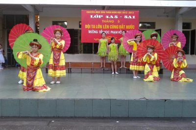 Chuyên mục văn nghệ chủ đề “Đội ta lớn lên cùng đất nước” của lớp 4A5 và lớp 5A1